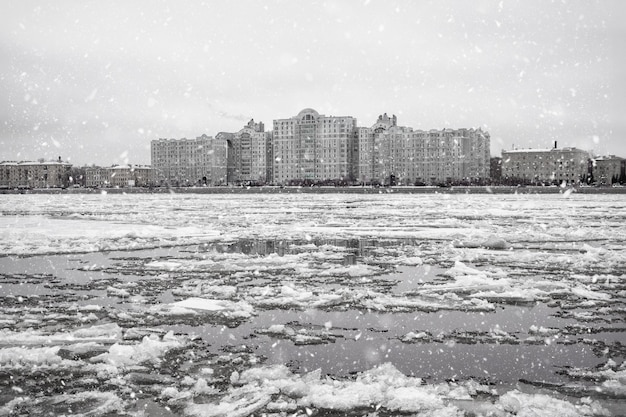 Deriva de hielo de invierno en el río. hielo en el río contra la arquitectura costera urbana.