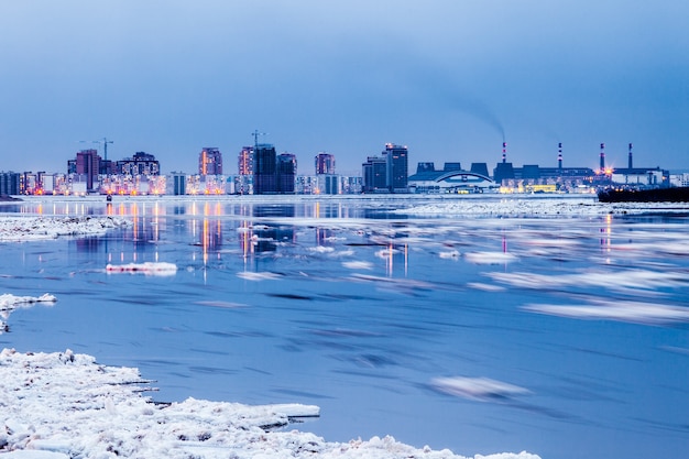 Deriva de hielo en Khabarovsk en la tarde de primavera