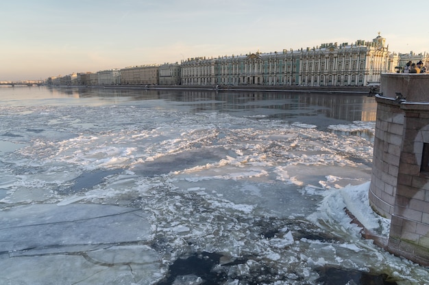 Deriva de hielo en Neva en temporada de invierno en San Petersburgo