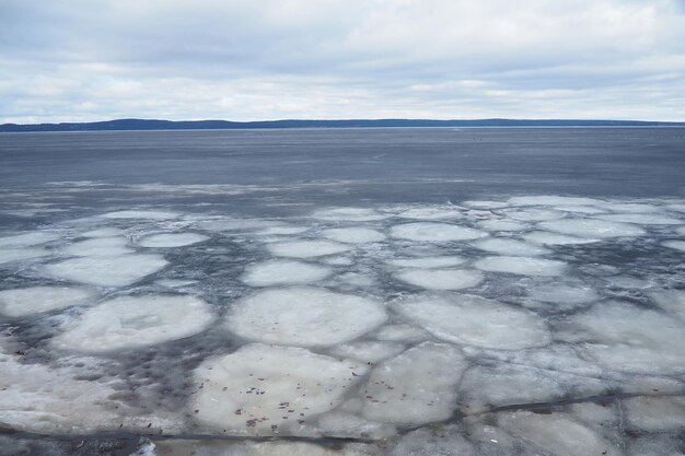 La deriva del hielo en primavera en el lago Onega Karelia El peligroso hielo primaveral delgado en abril La acumulación agregada de granos finocristalinos La apertura de pequeños lagos estanques y embalses