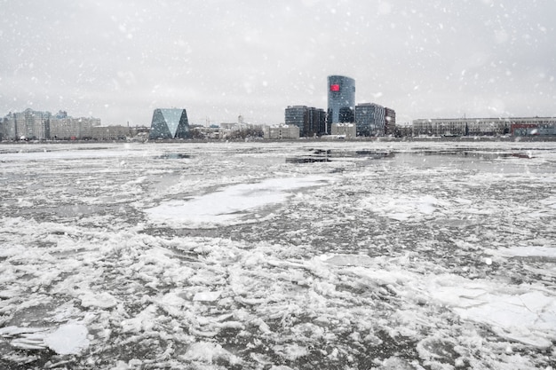 Deriva de hielo de primavera en el río. Hielo en el río Neva en St. Pete