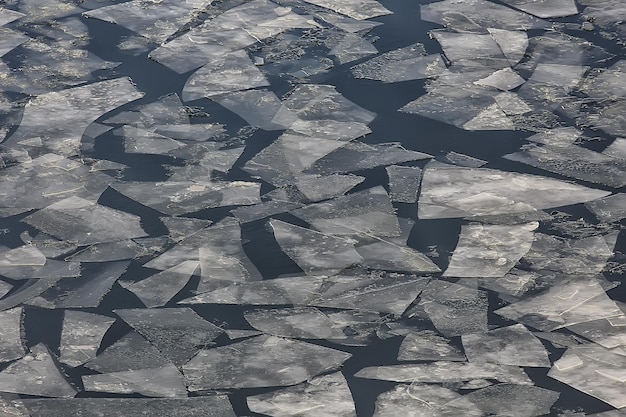 Deriva de hielo de primavera en el río / textura de fondo hielo flotante, marzo sobre el río