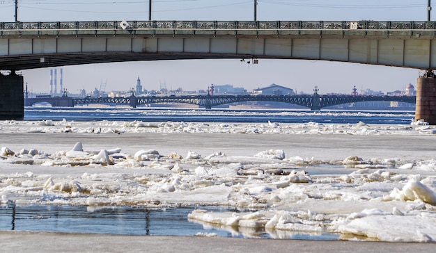 Deriva del hielo primaveral en el puente Neva Liteyny y Troitsky