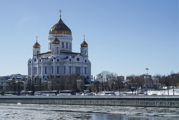 Deriva del hielo en el río Moscú cerca de la catedral de Cristo Salvador