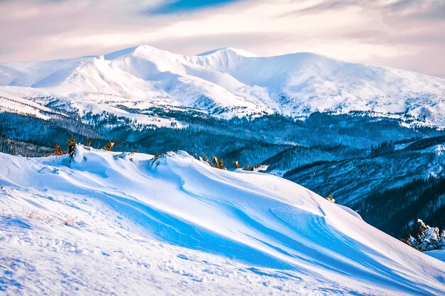 Derivação da neve do inverno nas montanhas