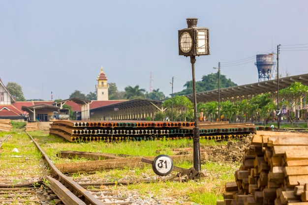 Foto derivação em trilhos na estação de trem em chiang mai tailândia