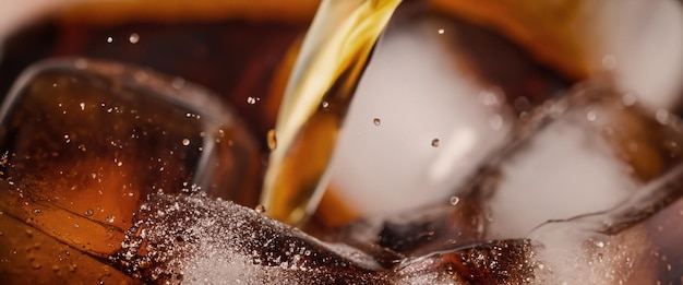 Derramamento de Cola e Ice Cola refrigerante e salpicos de gelo efervescentes ou flutuando até o topo da superfície