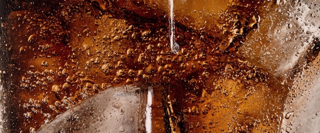 Derramamento de Cola e Ice Cola refrigerante e salpicos de gelo efervescentes ou flutuando até o topo da superfície