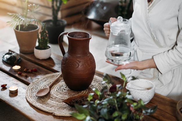 Derramando água na jarra com ritual cerimonial de cacau de cacau