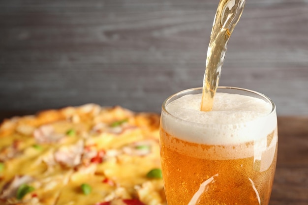 Derramando cerveja no fundo da pizza