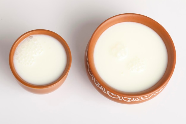 Derramando kefir caseiro, iogurte com probióticos Bebida láctea fermentada fria de probióticos Comida e bebida na moda Copie o espaço Estilo rústico.