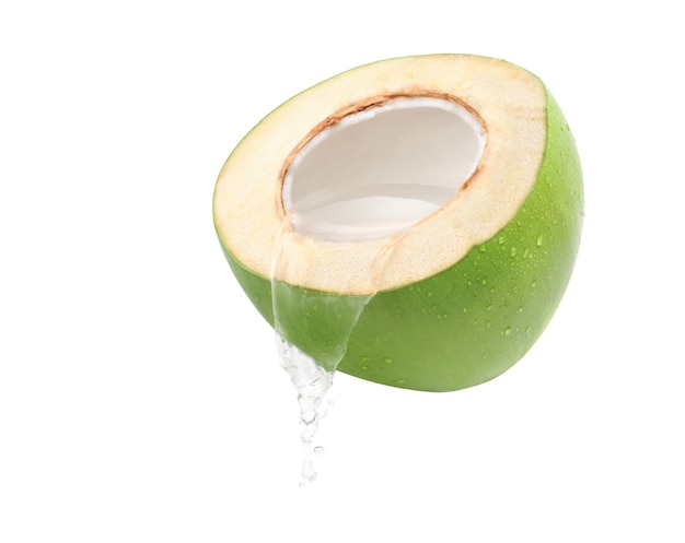 Derramando suco de coco, isolado no fundo branco.