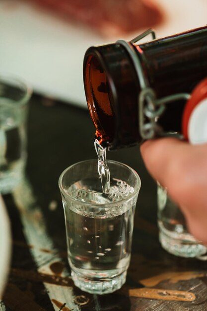 derramando um copo de álcool, comece uma festa