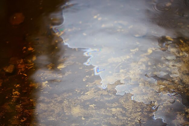 derrames de petróleo en el fondo del charco, concepto abstracto de contaminación de la naturaleza de la gasolina