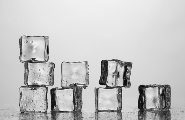 Derretendo cubos de gelo isolados em branco