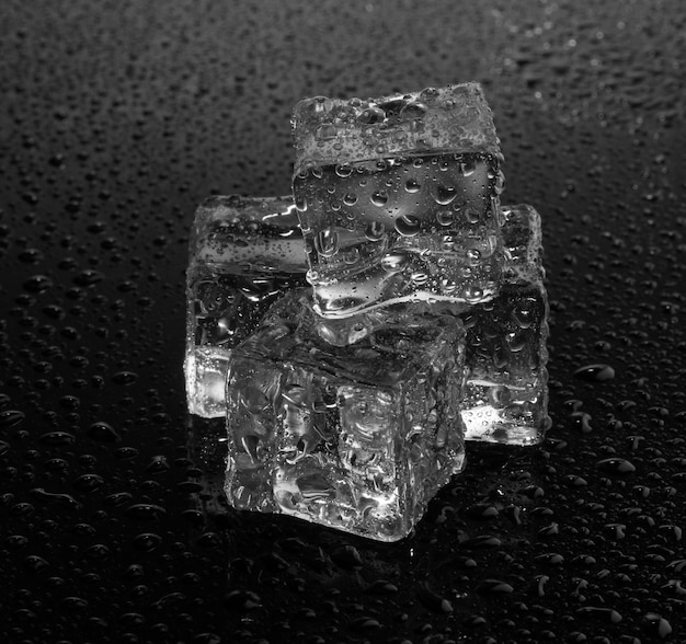 Foto derretendo cubos de gelo no fundo cinza