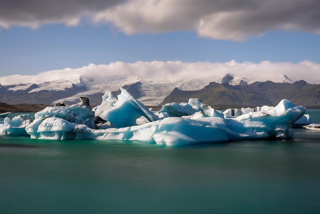 Derretimento de icebergs na lagoa glaciar Jokulsarlon Islândia