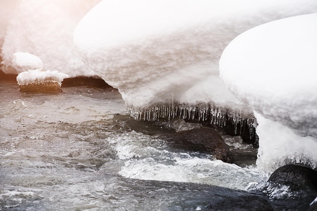 Derretimento de neve no rio da montanha. Linda paisagem de inverno