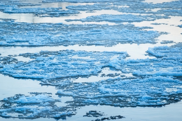 Derretimiento del hielo que fluye sobre la superficie del agua. Deriva de hielo en el río