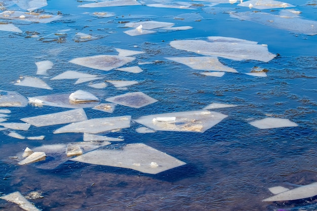 Derretimiento del hielo en el río en tiempo soleado, peligro en el río