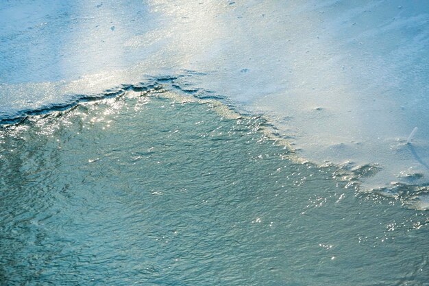 Derretimiento primaveral del hielo en el río