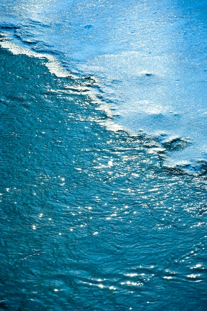 Derretimiento primaveral del hielo en el río