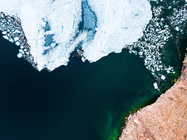Derretimiento de témpanos de hielo en la orilla del lago Baikal en primavera. Vista aérea de drones. Lago Baikal, Siberia, Rusia