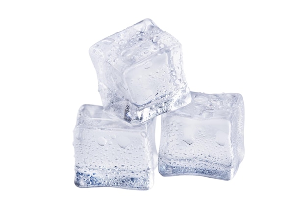 Derretir cubitos de hielo aislados sobre fondo blanco Cubo de hielo para una bebida refrescante