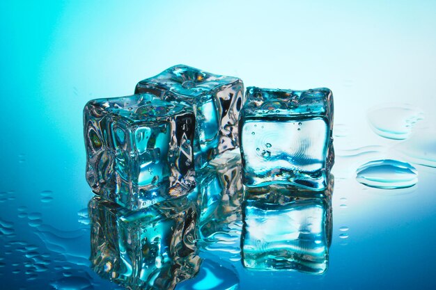 Derretir cubitos de hielo sobre fondo azul.