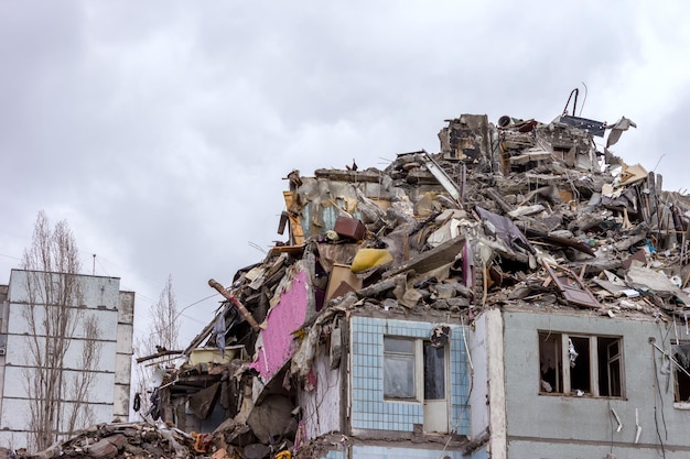Derribo de edificios en entornos urbanos Casa en ruinas