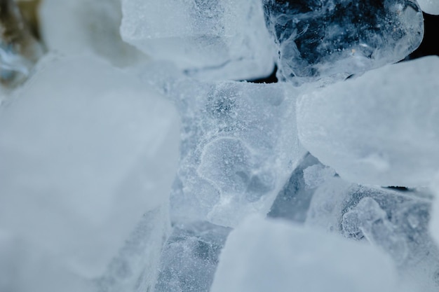 derritiendo hielo en el hielo. cubos de hielo