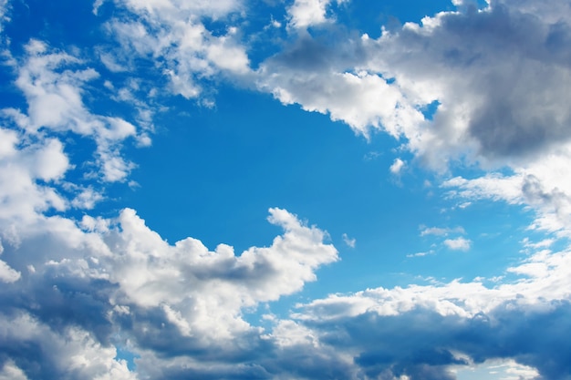 des blauen Himmels mit weißen und grauen Wolken.