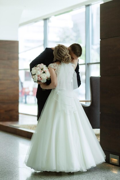 Foto des treffens der braut und des bräutigams in der hotellobby