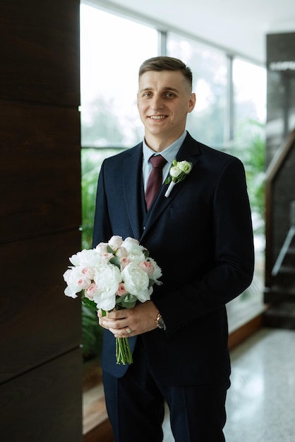 Foto des treffens der braut und des bräutigams in der hotellobby