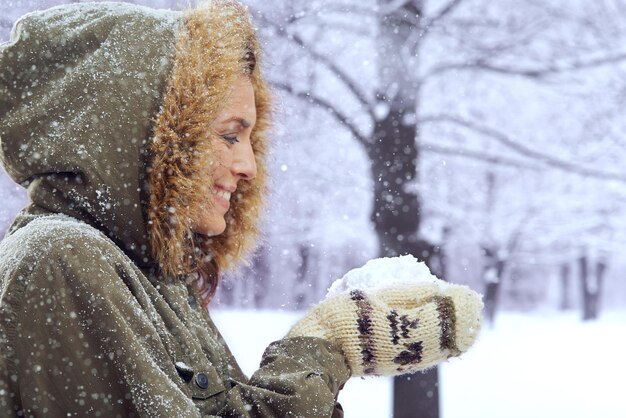 Desafiar el aire libre no es del todo malo Foto de una mujer atractiva parada afuera en la nieve
