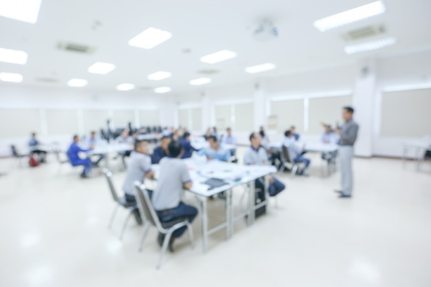 Desafio do orador dando uma palestra na reunião de negócios.