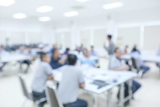 Desafio do orador dando uma palestra na reunião de negócios.