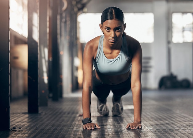 Desafío de flexiones y retrato de mujer en el gimnasio para ejercicio y rendimiento Salud fuerte y deportes con entrenamiento de culturista femenina en el gimnasio para el bienestar energético y el enfoque