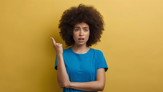 Foto desagradable joven de cabello rizado miserable joven con cabello afro se queja de algo expreso