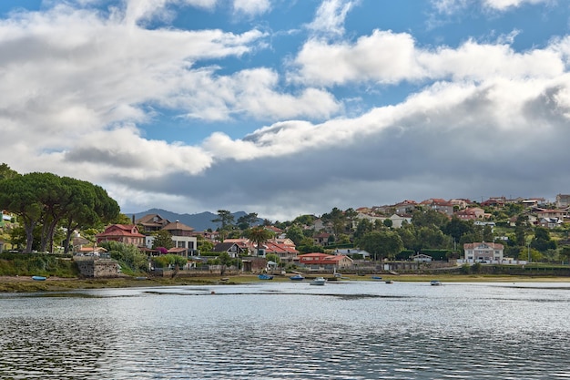 Foto deságua em a foz nigran ao lado de monte lourido do rio menor ramallosa galiza espanha