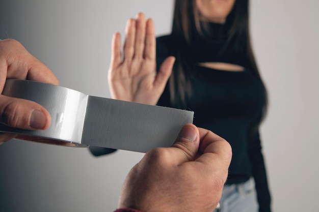 Foto desalentado quiere cubrir la boca de la mujer