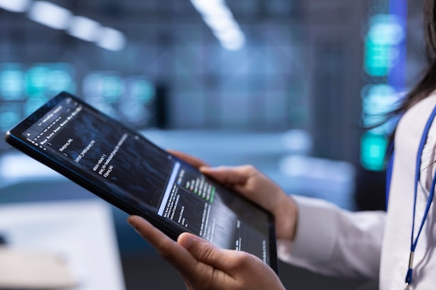 El desarrollador del centro de datos utiliza la computadora para solucionar errores de hardware y software