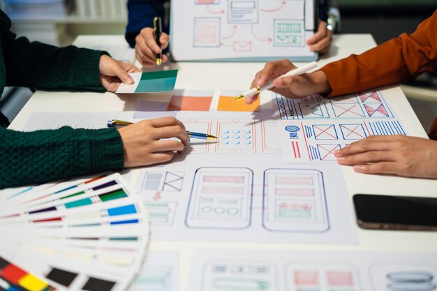 desarrollador y diseñador tormenta de ideas y código de colores concepto de experiencia del usuario
