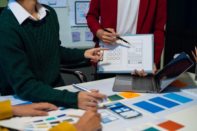 desarrollador y diseñador tormenta de ideas y código de colores concepto de experiencia del usuario