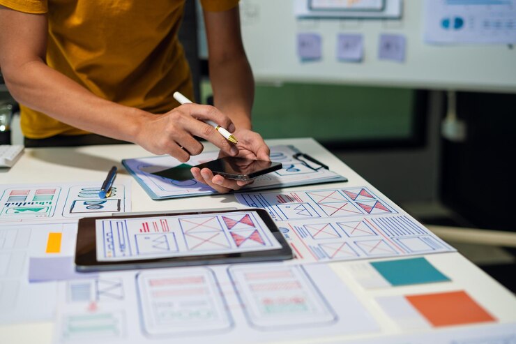 Foto desarrollador y diseñador tormenta de ideas y código de colores concepto de experiencia del usuario