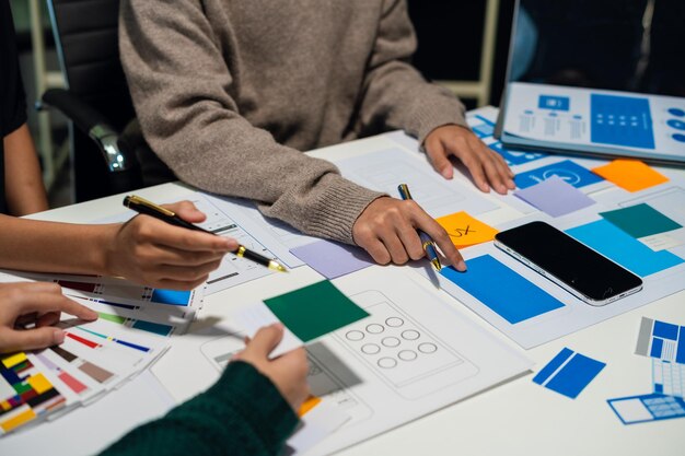 desarrollador y diseñador tormenta de ideas y código de colores concepto de experiencia del usuario