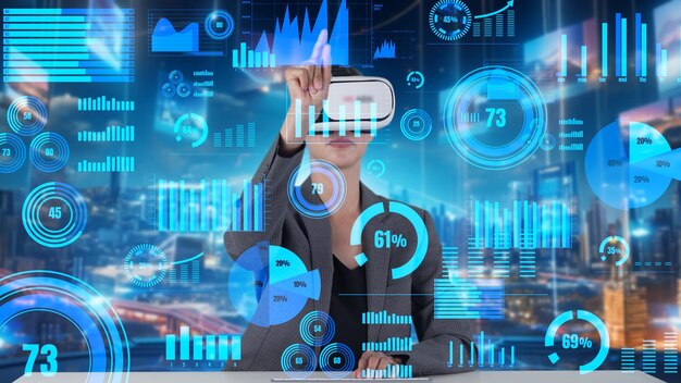 El desarrollador está escribiendo código informático para analizar el artefacto inteligente por VR.