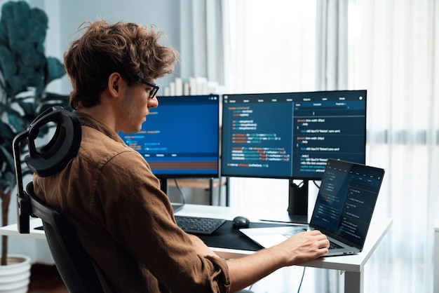 Desarrollador con estrés sobrecargado de trabajo en la creación de código de software en línea gusher