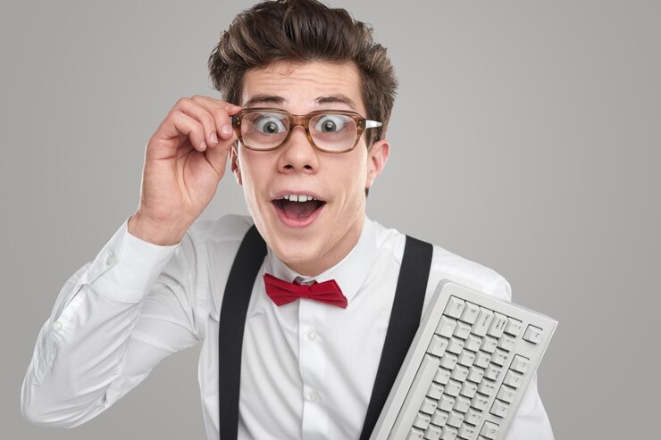 Foto desarrollador inteligente de cómics con teclado