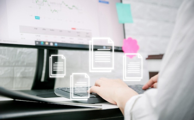 Desarrollador de negocios que utiliza el concepto de gestión de proyectos de documentos en computadoras portátiles